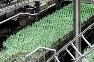 conveyor weighing bottles on conveyor belt